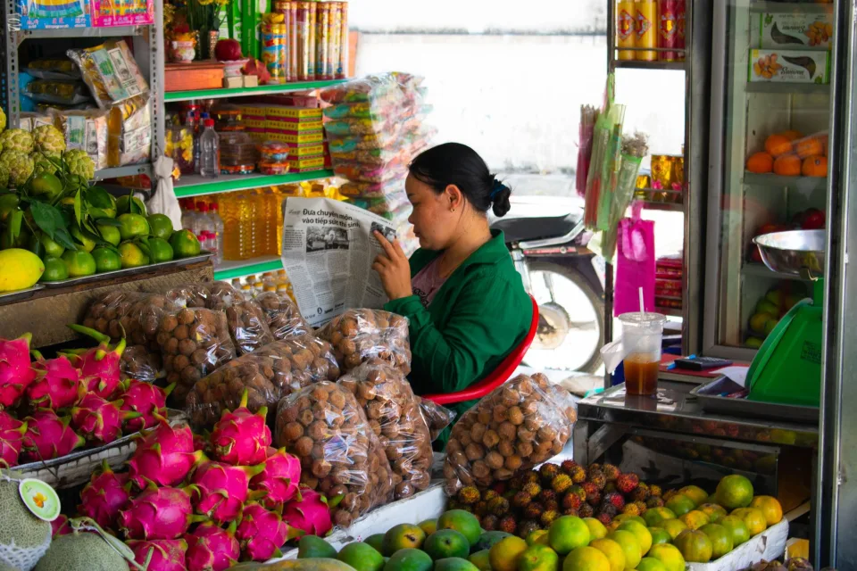 Khách đang chọn hàng